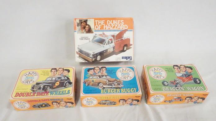 4 VINTAGE MODEL CAR KITS (1 of 4)