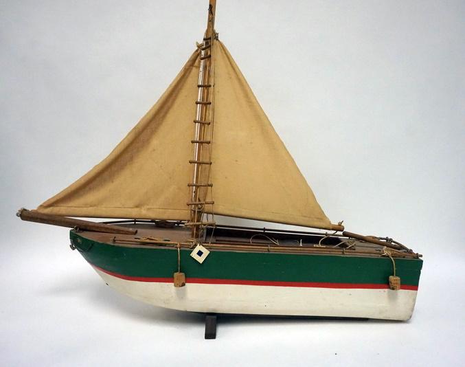 VINTAGE PAINTED WOOD MODEL SAIL BOAT (1 of 4)