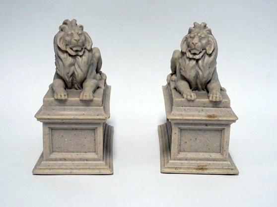 PAIR OF LION BOOKENDS (1 of 3)