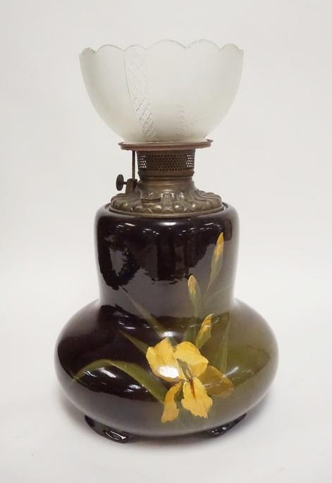LOUWELSA WELLER ART POTTERY KEROSENE LAMP (1 of 4)