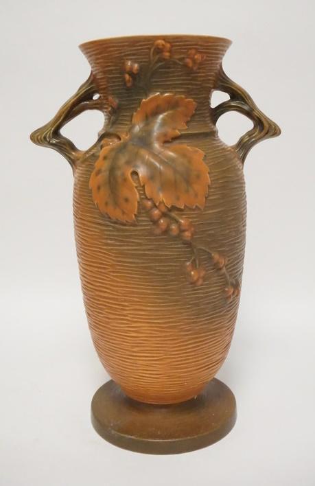ROSEVILLE BUSHBERRY LARGE VASE (1 of 4)