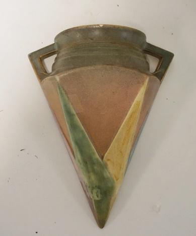 ROSEVILLE FUTURA WALL POCKET: ROSEVILLE FUTURA WALL POCKET, HAS A FLAKE ON THE LOWER RIGHT SIDE & A RIM NICK, 8 1/4 IN HIGH