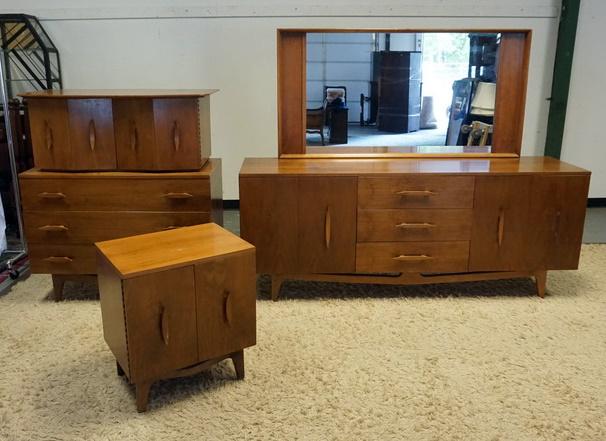 MID CENTURY MODERN BEDROOM FURNITURE 4 PC (1 of 11)
