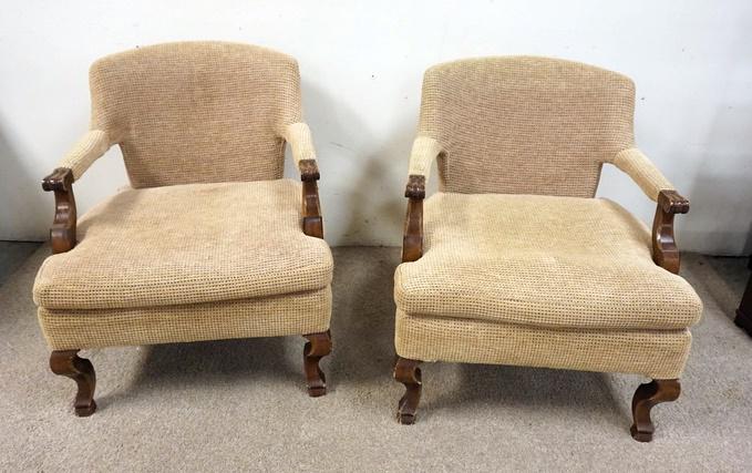 PAIR OF UPHOLSTERED ARMCHAIRS: PAIR OF UPHOLSTERED ARMCHAIRS 26 IN W, 29 IN H
