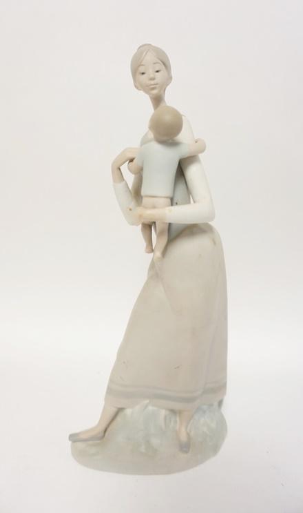 LLADRO FIGURE WOMAN & CHILD (1 of 2)