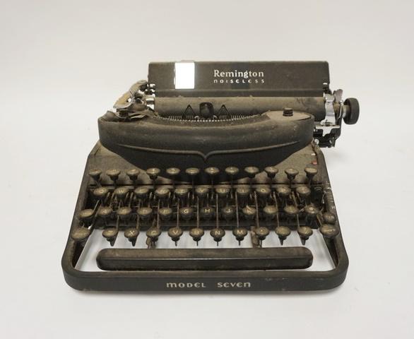 REMINGTON NOISELESS TYPEWRITER (1 of 2)