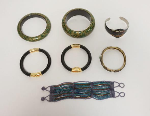 GROUP OF 7 BRACELETS: GROUP OF 7 BRACELETS, BANGLES, BEADED, ETC