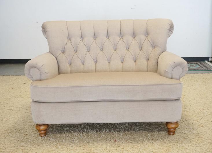 FLEXSTEEL TUFTED BACK LOVE SEAT (1 of 3)