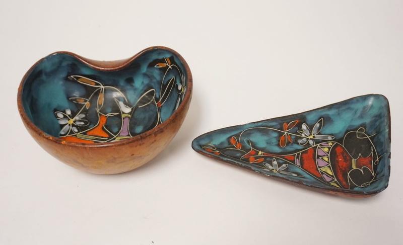 2 MIDCENTURY MODERN ITALIAN POTTERY BOWLS: 2 MIDCENTURY MODERN ITALIAN POTTERY BOWLS, OUTSIDE COVERED W/SPLIT GOAT SKIN, TRIANGLE IS 7 1/2 IN WIDE
