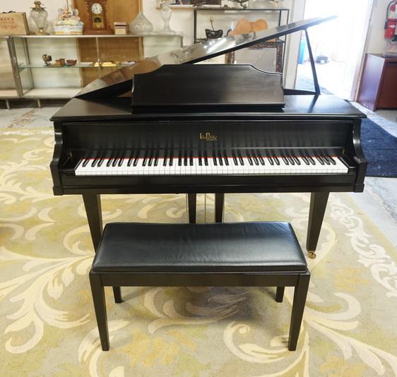 KIMBALL *LA PETITE* BABY GRAND PIANO: KIMBALL *LA PETITE* BABY GRAND PIANO, HAS MATCHING LIFT TOP CUSHIONED BENCH. APP 52 IN L & 55 IN W HAS BLACK LACQUER FINISH. TO DATE THIS IS THE SMALLEST BABY GRAND PIANO WE'VE EVER HAD. IT WOULD FIT 
