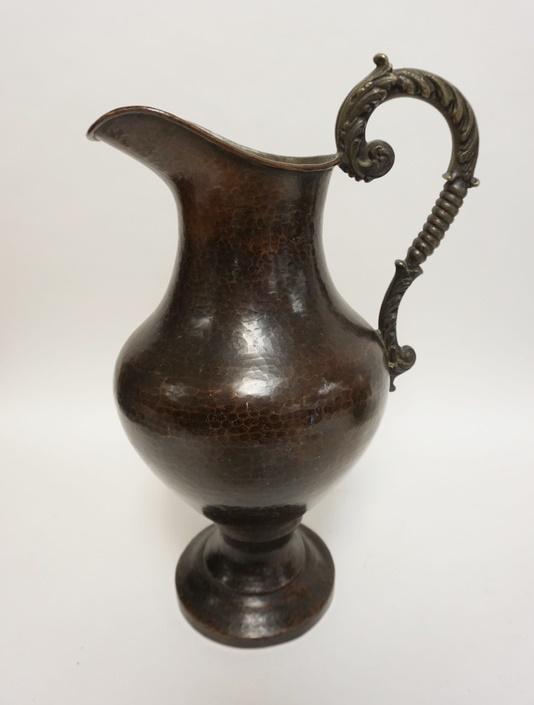 LRG HAMMERED COPPER PITCHER WITH CAST BRASS HANDLE (1 of 2)