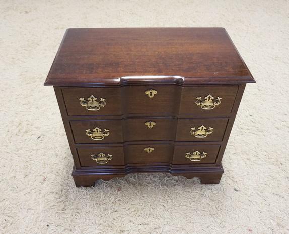 PENNSYLVANIA HOUSE BLOCK FRONT 3 DRW NIGHTSTAND (1 of 3)