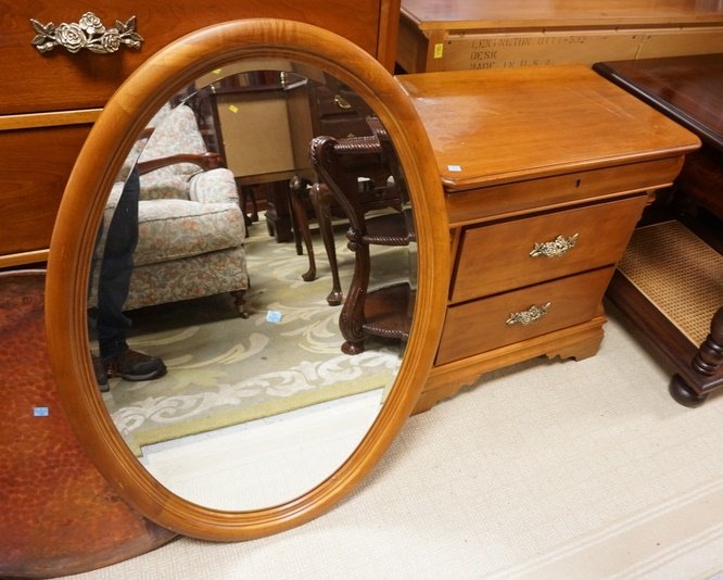 LEXINGTON BETSY CAMERON NIGHTSTAND & OVAL MIRROR: LEXINGTON BETSY CAMERON NIGHTSTAND AND OVAL MIRROR, STAND HAS SOME FINISH WEAR ON THE TOP. MIRROR IS BEVELED AND IS 37 IN X 25 IN.