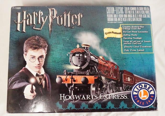 LIONEL HOGWARTS EXPRESS TRAIN SET (1 of 4)