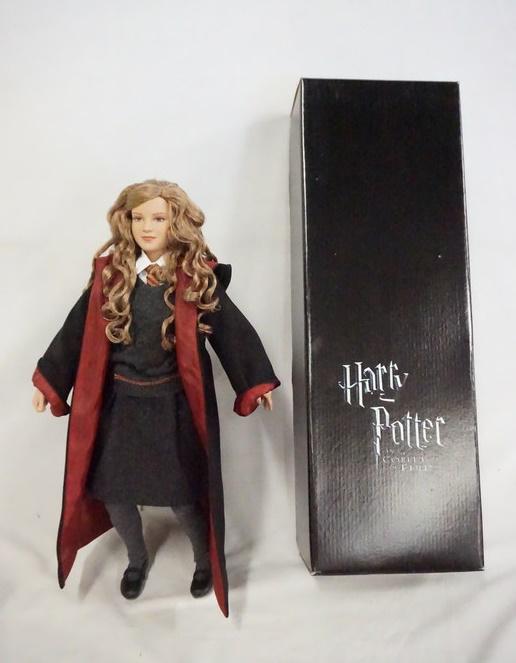 TONNER HERMIONE GRANGER AT HOGWARTS DOLL (1 of 3)