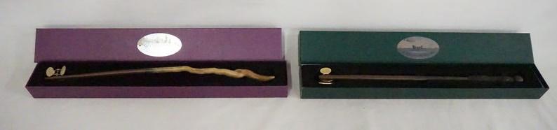 2 HARRY POTTER THE NOBLE COLLECTION WAND REPLICAS (1 of 6)