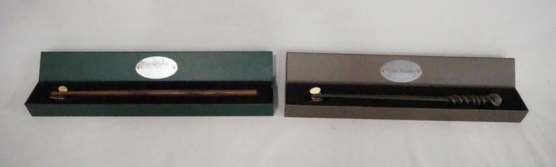 2 THE NOBLE COLLECTION HARRY POTTER WAND REPLICAS (1 of 5)