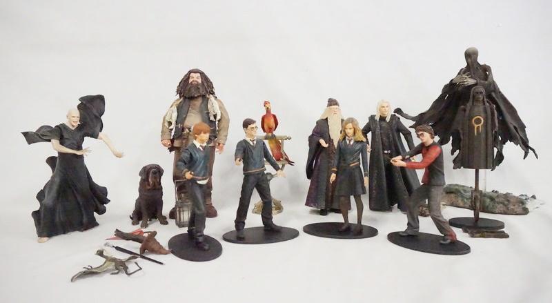 LARGE ASSORMENT OF HARRY POTTER ACTION FIGURES (1 of 5)