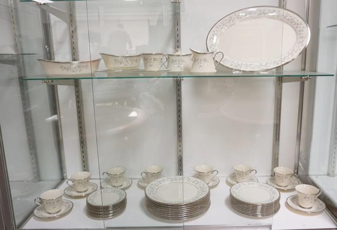 50 PIECE LENOX *WINDSONG* DINNERWARE SET (1 of 3)