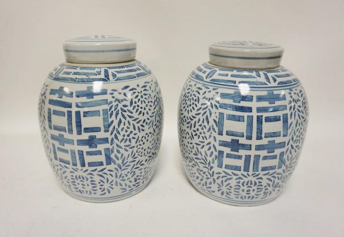 PAIR OF BLUE & WHITE CHINESE COVERED JARS (1 of 3)