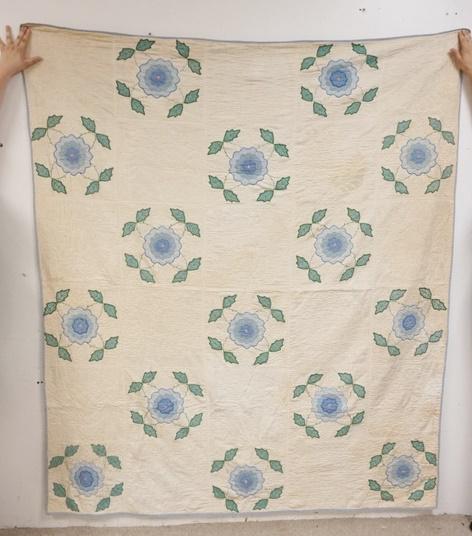 ANTIQUE HAND SEWN QUILT (1 of 5)