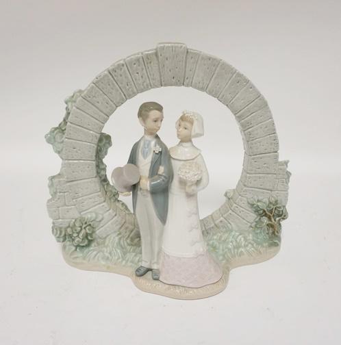 LLADRO BRIDE & GROOM W/ARCHWAY (1 of 2)