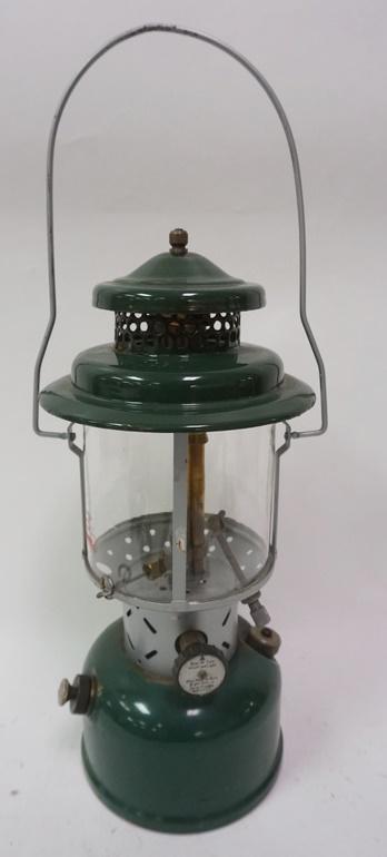COLEMAN LANTERN MODEL 220C (1 of 2)