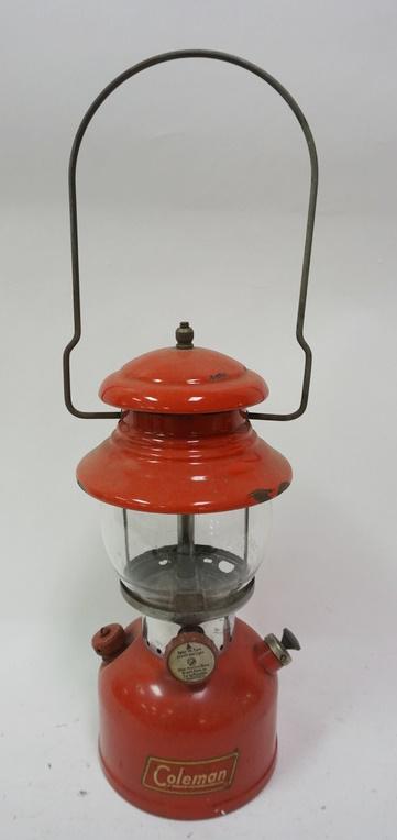COLEMAN LANTERN MODEL 200A (1 of 2)