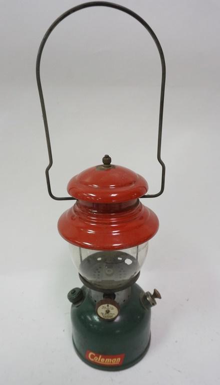 COLEMAN LANTERN MODEL 200A (1 of 3)