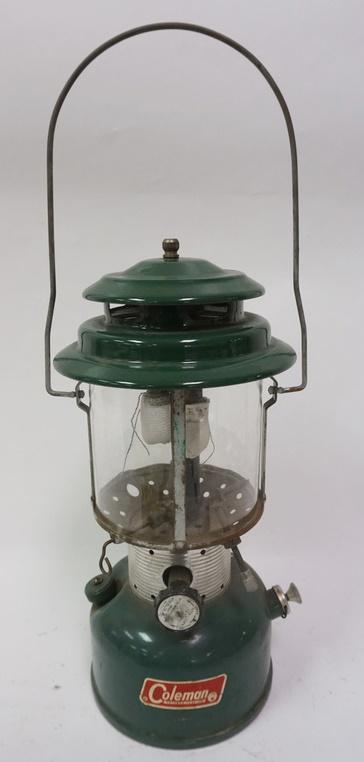 COLEMAN LANTERN MODEL 220F (1 of 3)