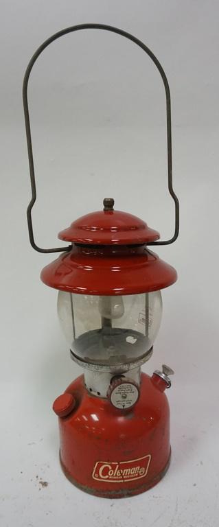 COLEMAN LANTERN MODEL 200A (1 of 3)