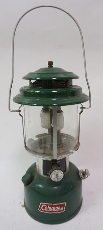 COLEMAN LANTERN MODEL 220J (1 of 3)