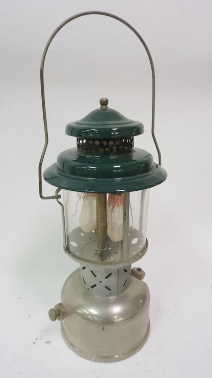 COLEMAN LANTERN MODEL 220D (1 of 3)