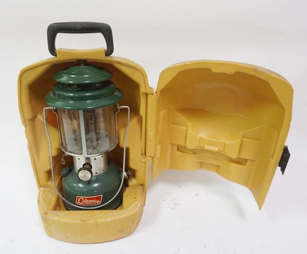 COLEMAN LANTERN MODEL 220F (1 of 3)