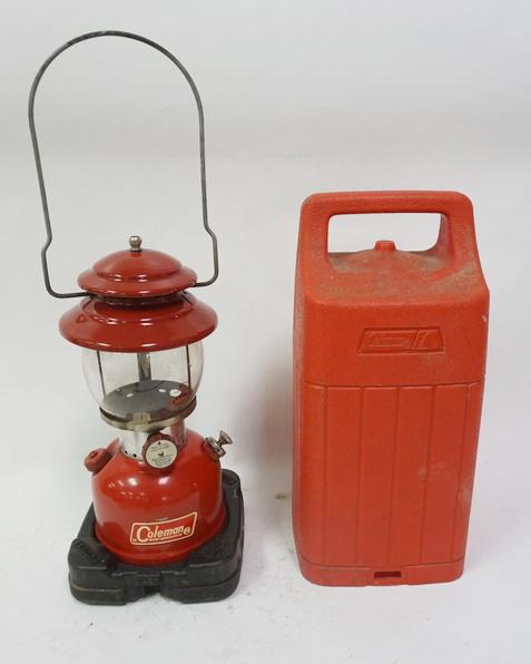 COLEMAN LANTERN MODEL 200A (1 of 2)