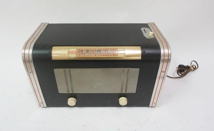 ANTIQUE COIN OPERATED HOTEL RADIO (1 of 4)