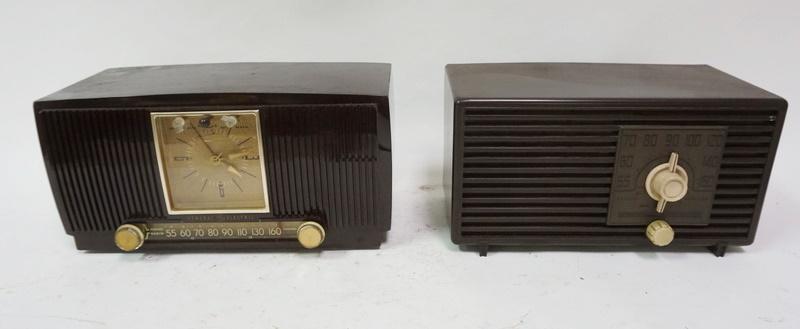 LOT OF 2 TABLE TOP RADIOS (1 of 3)