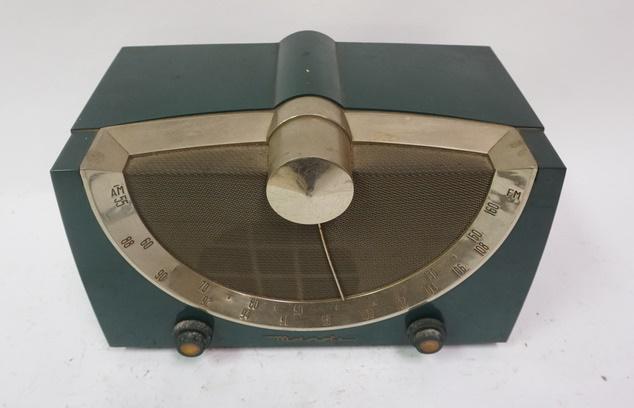 MOTOROLA AM/FM TABLE TOP RADIO (1 of 3)