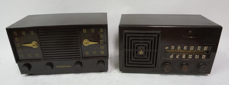 LOT OF TWO TABLE TOP AM/FM RADIOS (1 of 4)