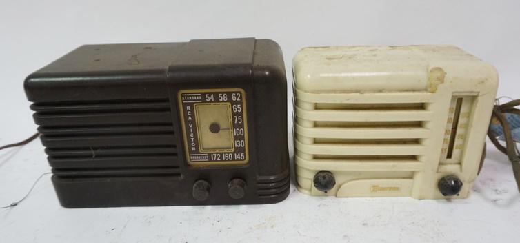 LOT OF 2 MIDGET RADIOS: LOT OF 2 MIDGET RADIOS, EMERSON 255 & RCA VICTOR 45X1. EMERSON TOP CASE CRACKED