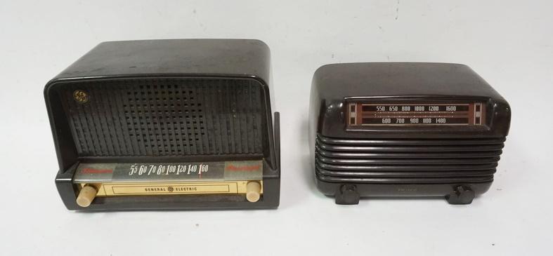 2 TABLE TOP RADIOS (1 of 4)