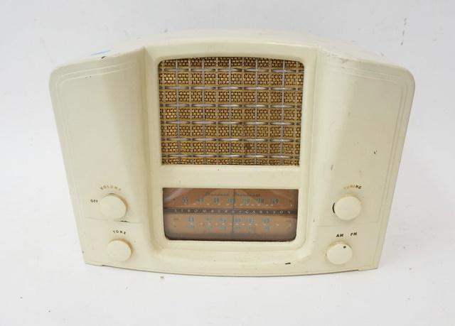 STROMBERG-CARLSON TABLE TOP AM/FM RADIO (1 of 2)