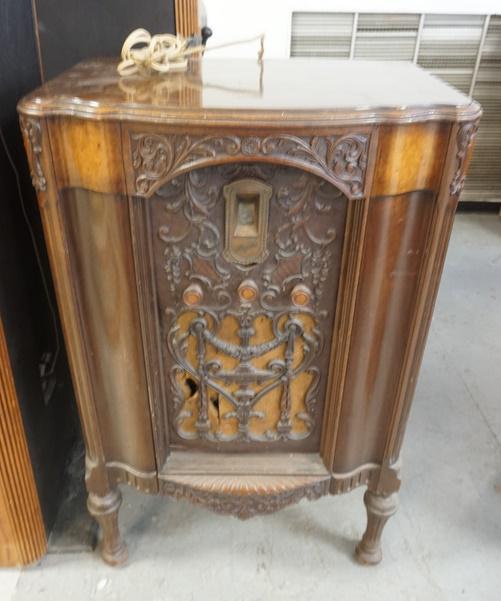 MAJESTIC FLOOR MODEL RADIO (1 of 3)