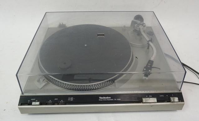 TECHNICS SL-3200 TURNTABLE (1 of 3)