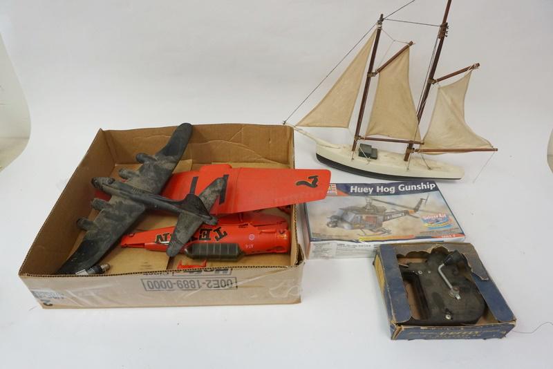 LOT OF VINTAGE MODELS (1 of 3)