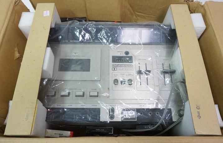 AKAI CASSETTE STEREO TAPE DECK (1 of 3)