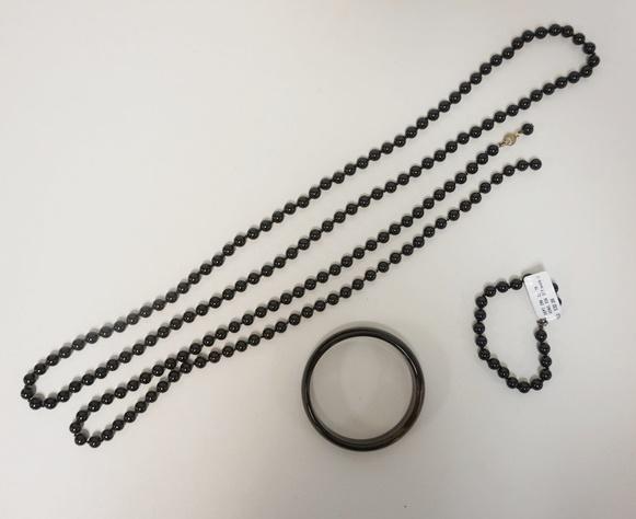 ONYX JEWELRY LOT: 2 GLASS ONYX NECKLACES, ONE NEEDS REPAIR, BEADED BRACELET & BANGLE BRACELET