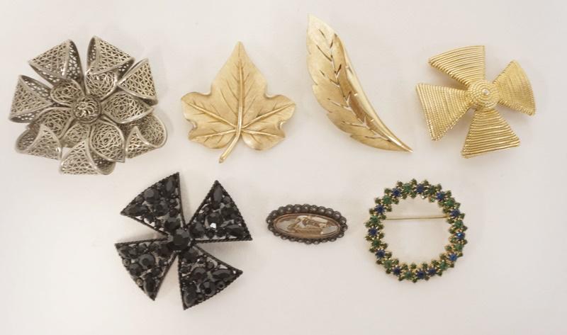 PIN AND BROOCH LOT: 7 PINS, LEAF PINS MARKED TRIFARI, FILIGARE MARKED VENDOME, GOLD PIN MARKED ASSOCRAFT X.C.