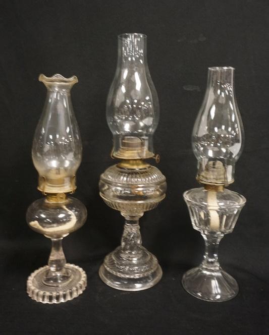 GROUP OF 3 ANTIQUE KEROSENE LAMPS: GROUP OF 3 ANTIQUE KEROSENE LAMPS, TALLEST IS 18 IN