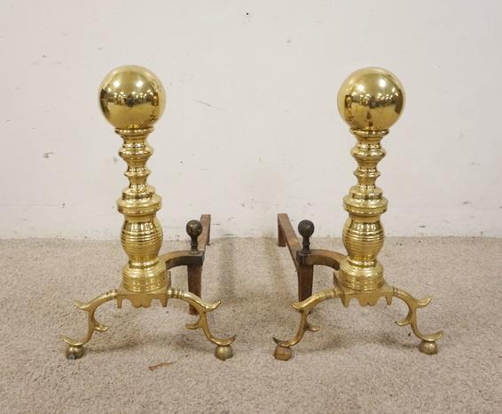 PAIR OF COLONIAL STYLE BRASS ANDIRONS: PAIR OF COLONIAL STYLE BRASS ANDIRONS